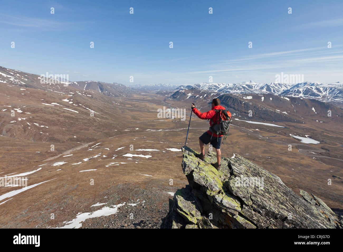 Un escursionista guarda attraverso la tomaia Nigu River Valley nei cancelli dell'Artico Parco nazionale e preservare, Brooks Range, Alaska Foto Stock