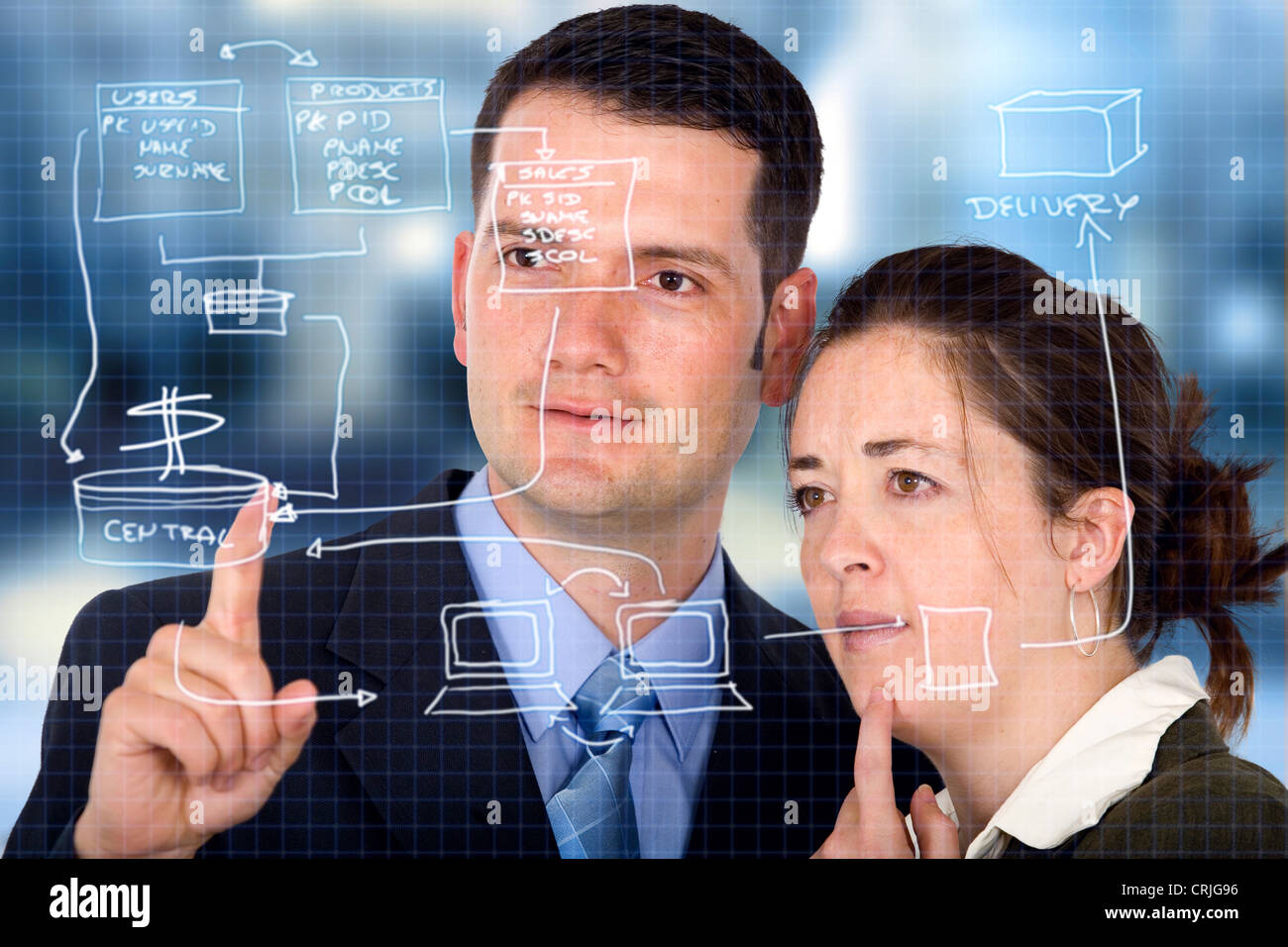 Due giovani uomini di affari che a discutere di un flusso di lavoro schema disegnato su una lastra di vetro di fronte a loro Foto Stock