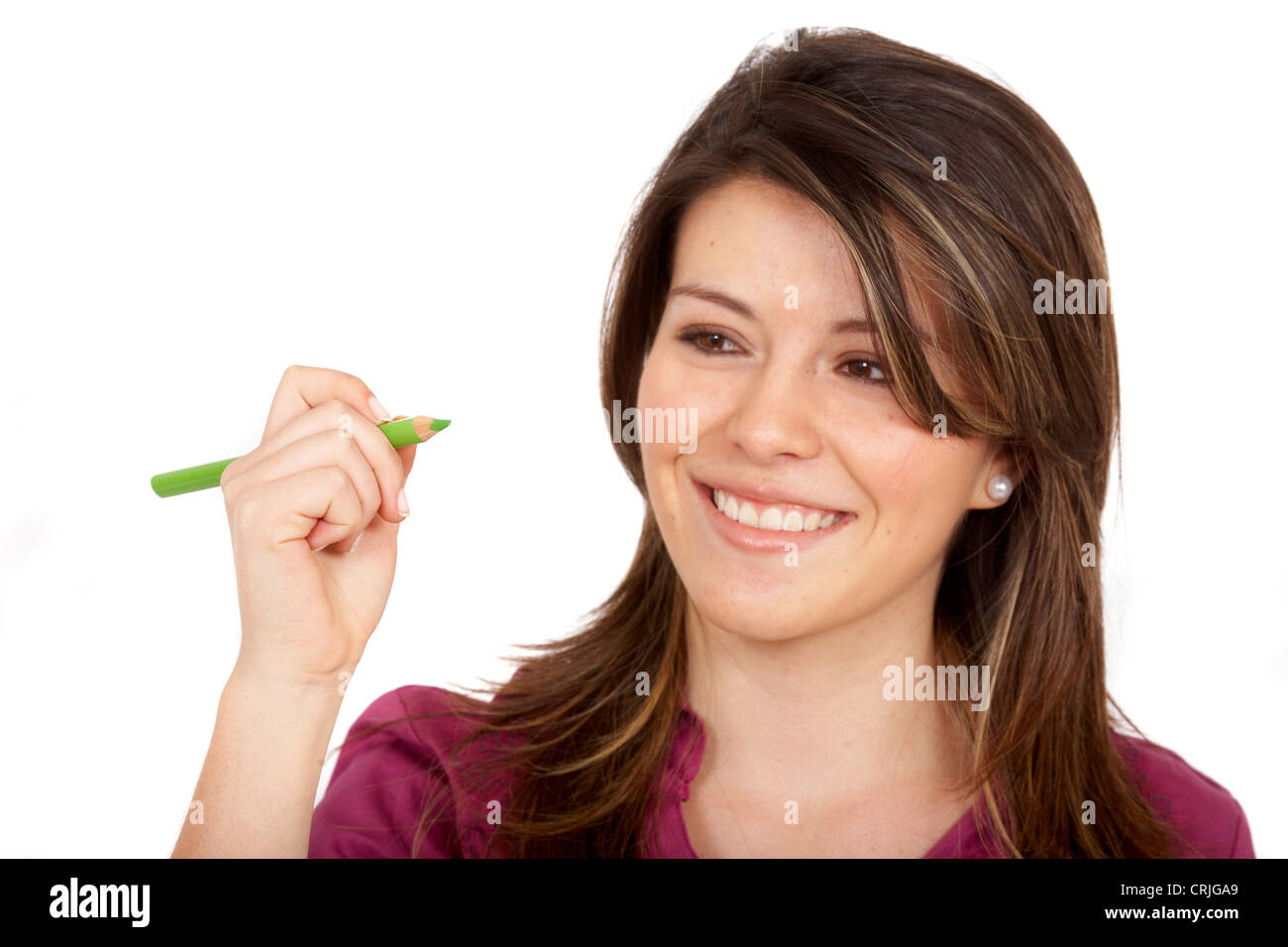 Giovane donna disegno qualcosa su un immaginario nel riquadro di vetro di fronte a lei con un luminoso matita verde Foto Stock