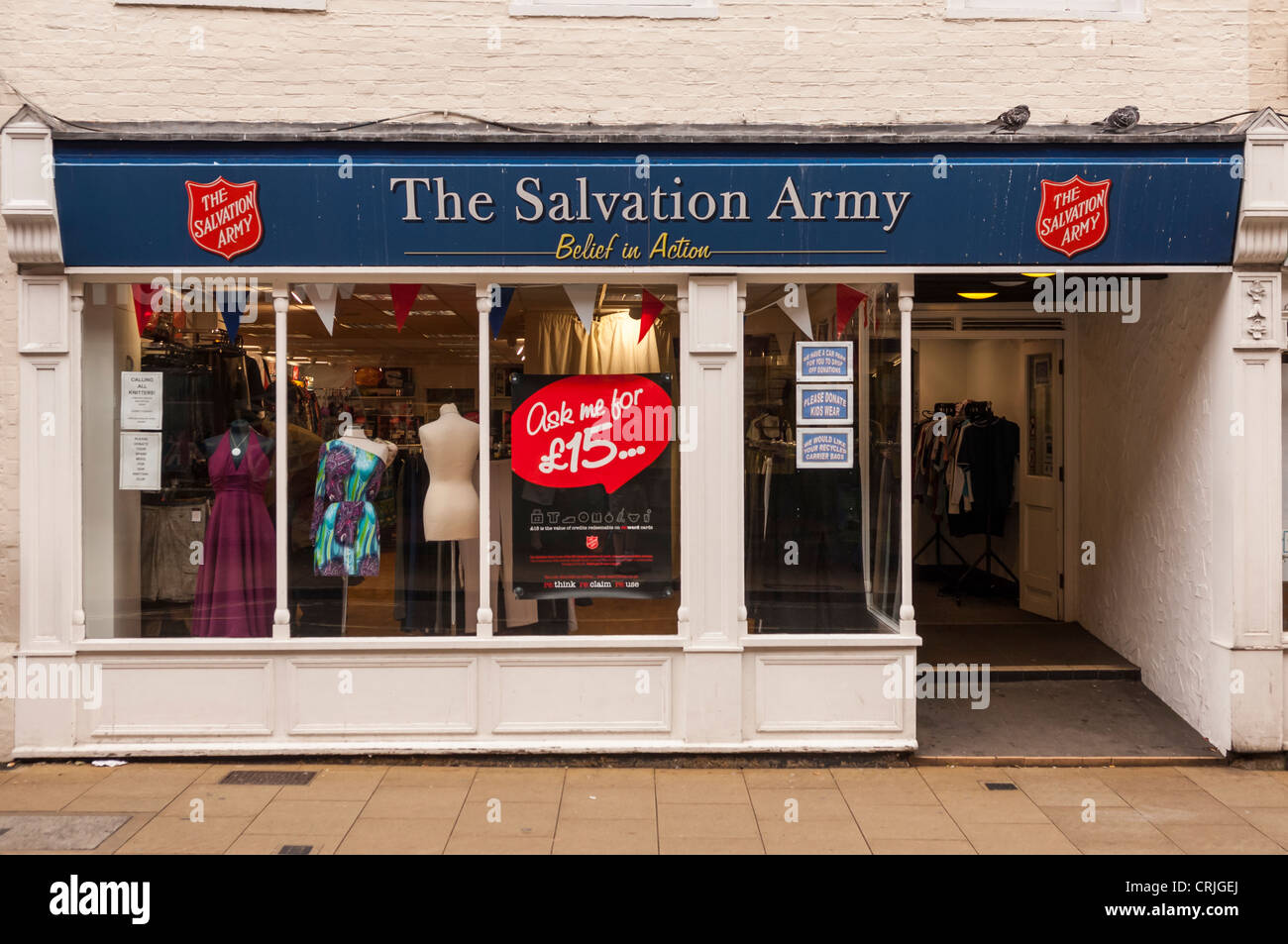 L'Esercito della Salvezza La Carità shop store in Ipswich , Suffolk , Inghilterra , Inghilterra , Regno Unito Foto Stock