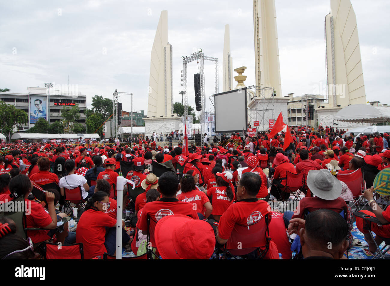 "Maglietta rossa' dimostranti si riuniranno presso la democrazia un monumento per contrassegnare l'ottantesimo anniversario di Giugno 24, 1932 colpo di stato. Foto Stock