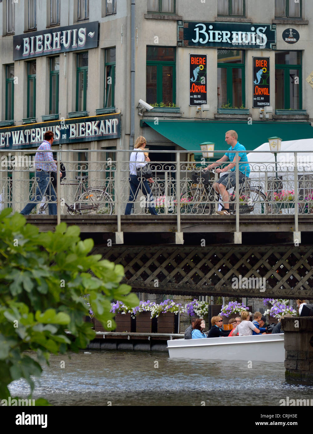 Ghent / Gent, Belgio. Persone attraversando ponte passando Bierhuis / Beer House Foto Stock