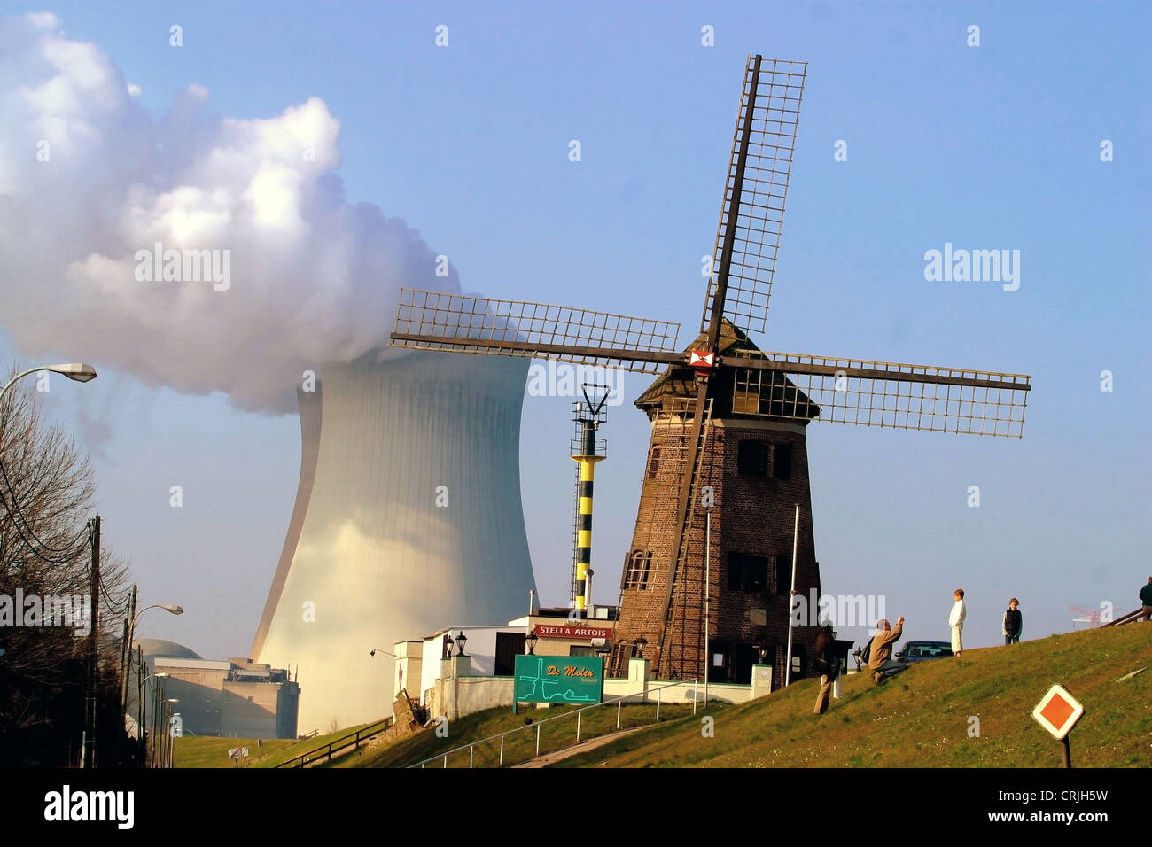 Centrale nucleare con il mulino a vento in primo piano, Belgio, Fiandre, Anversa Foto Stock