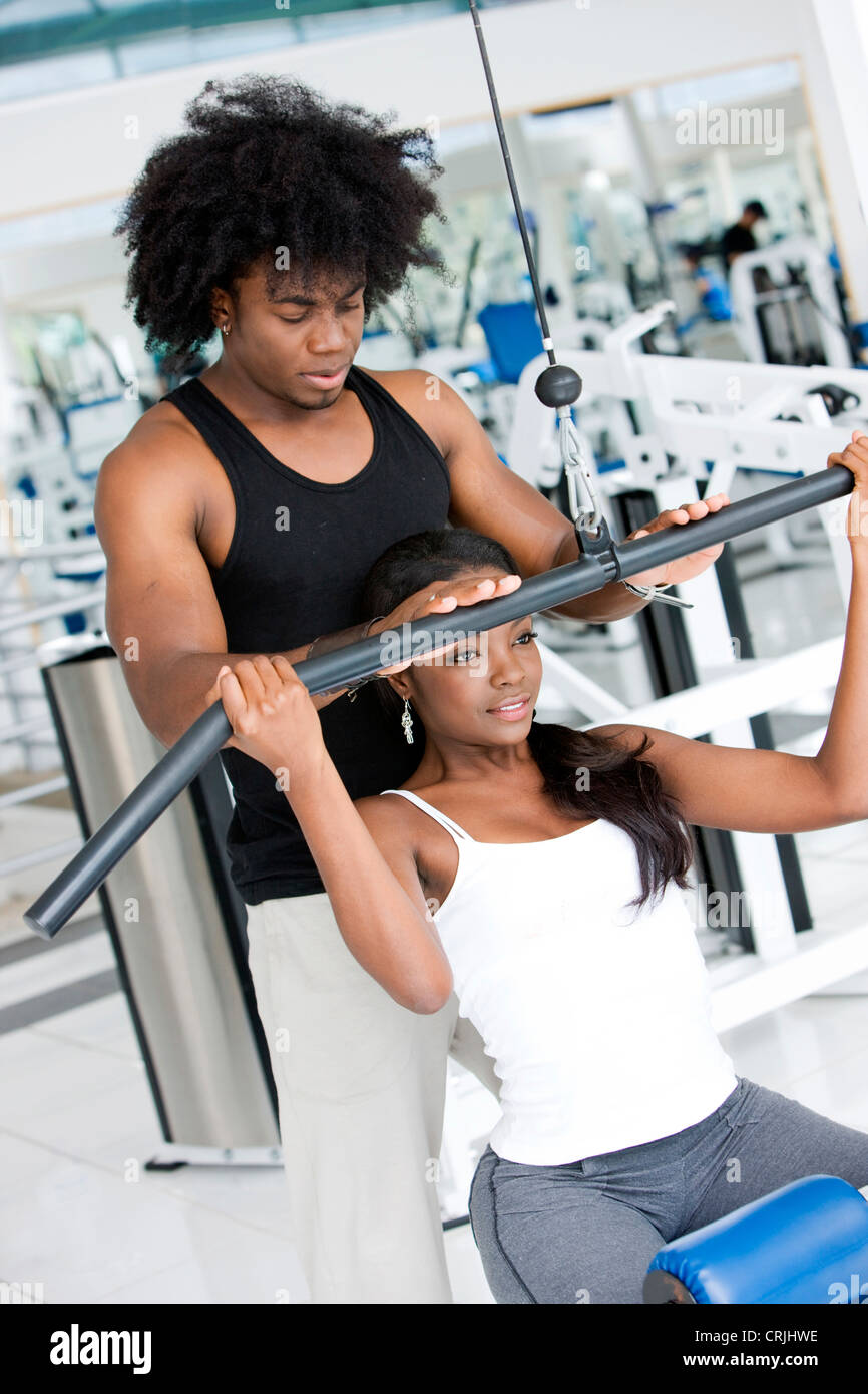 Afro American giovane facendo esercizi di fitness in palestra Foto Stock