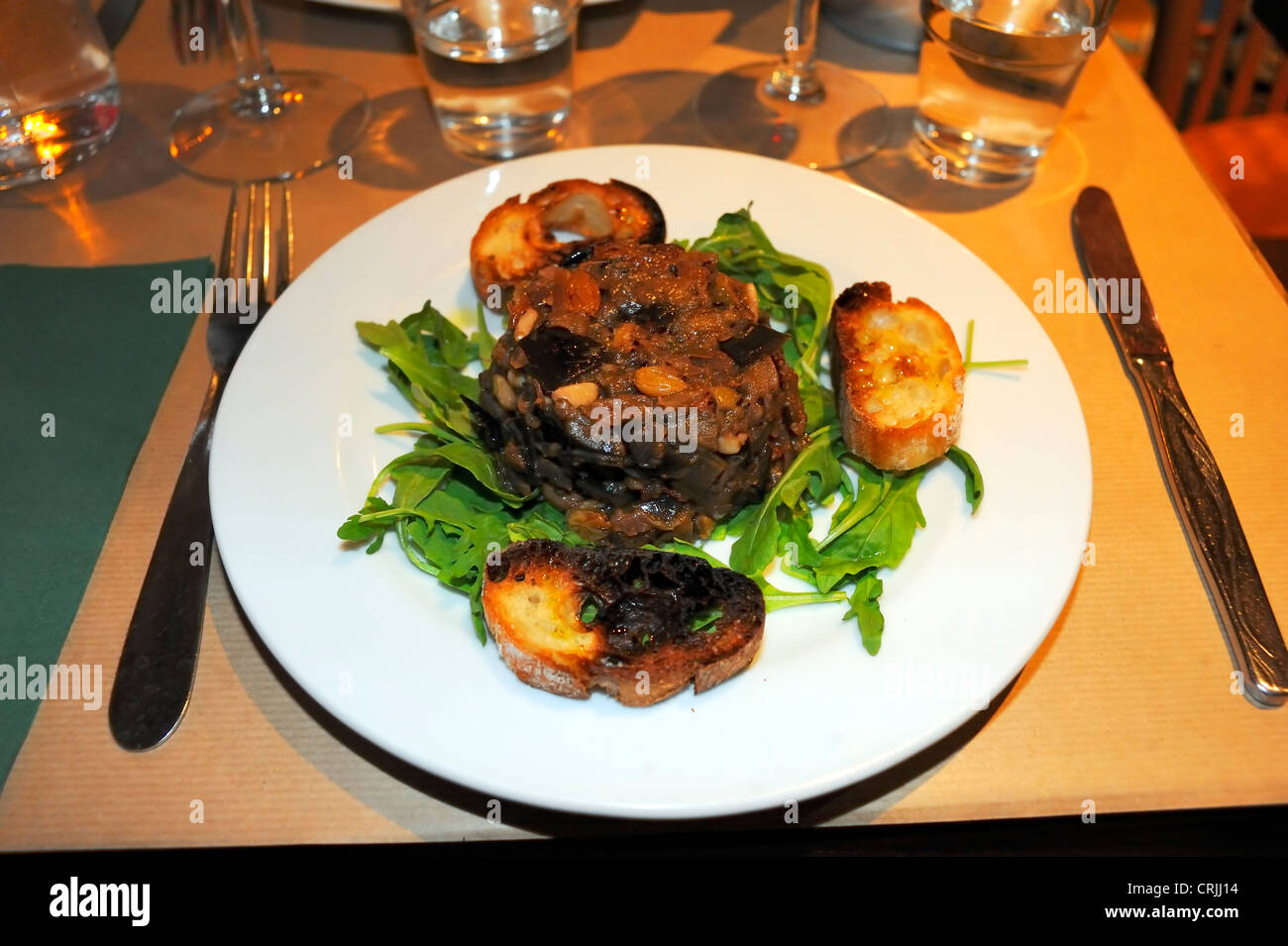 Caponata Siciliana di piastra al ristorante italiano Foto Stock