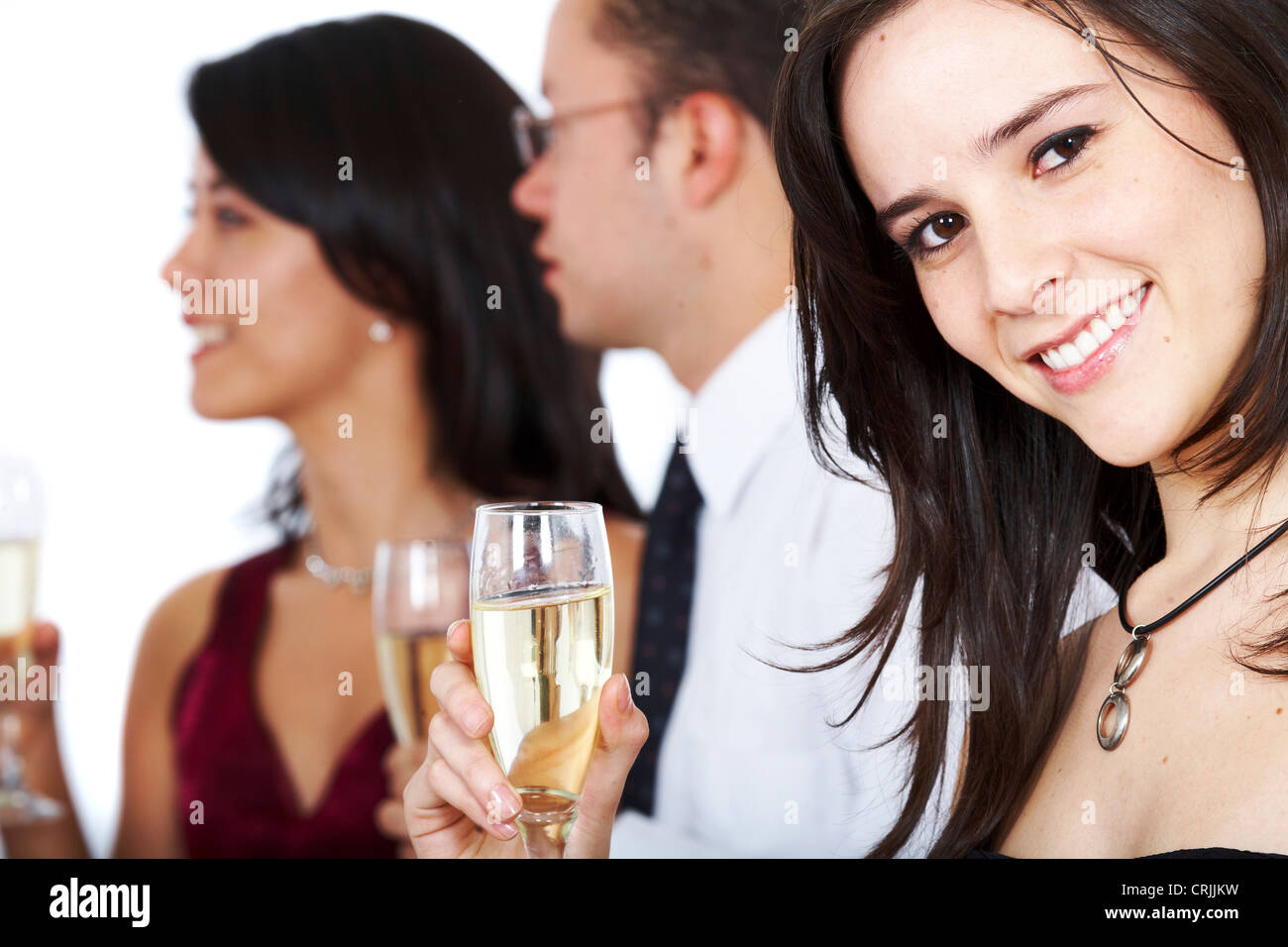 Gruppo di elegantemente vestito giovani bere vino spumante Foto Stock