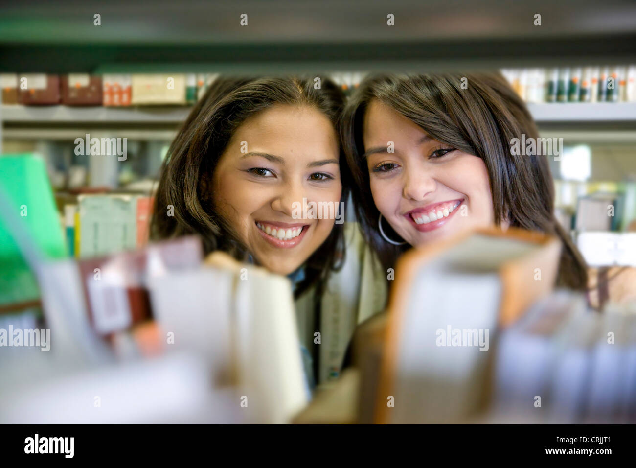 Gli studenti universitari in una libreria in cerca di un libro Foto Stock