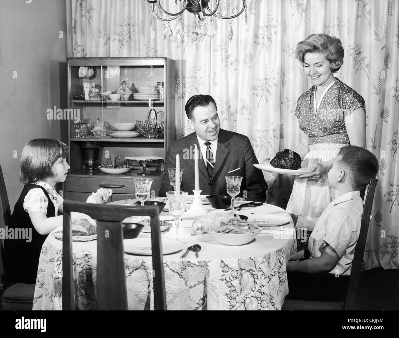 Famiglia avente la cena a casa Foto Stock