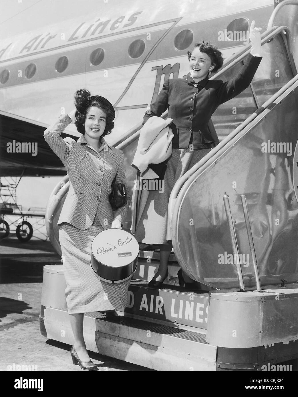 Donne imbarco aereo da fuori la tromba delle scale Foto Stock