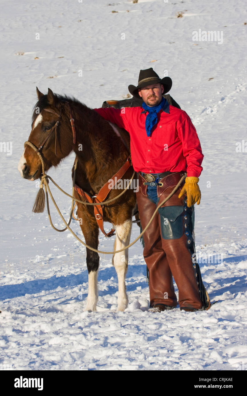 Nord America; USA; Wyoming; Shell; Cowboy e il suo cavallo nella neve (MR) Foto Stock