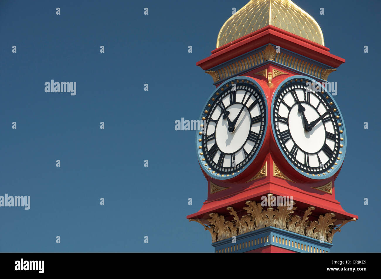 La dipinta di fresco Giubileo vittoriano torre dell orologio sul lungomare di Weymouth fu eretto nel 1887 per contrassegnare i cinquant'anni della regina Victoria del Regno. Dorset, Regno Unito. Foto Stock