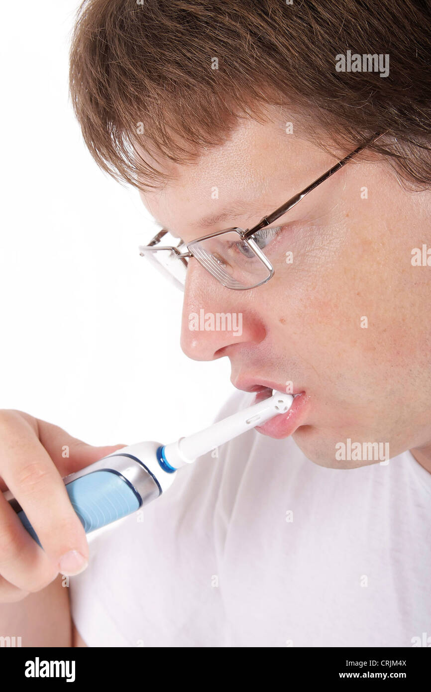 Uomo con spazzolino da denti elettrico Foto Stock