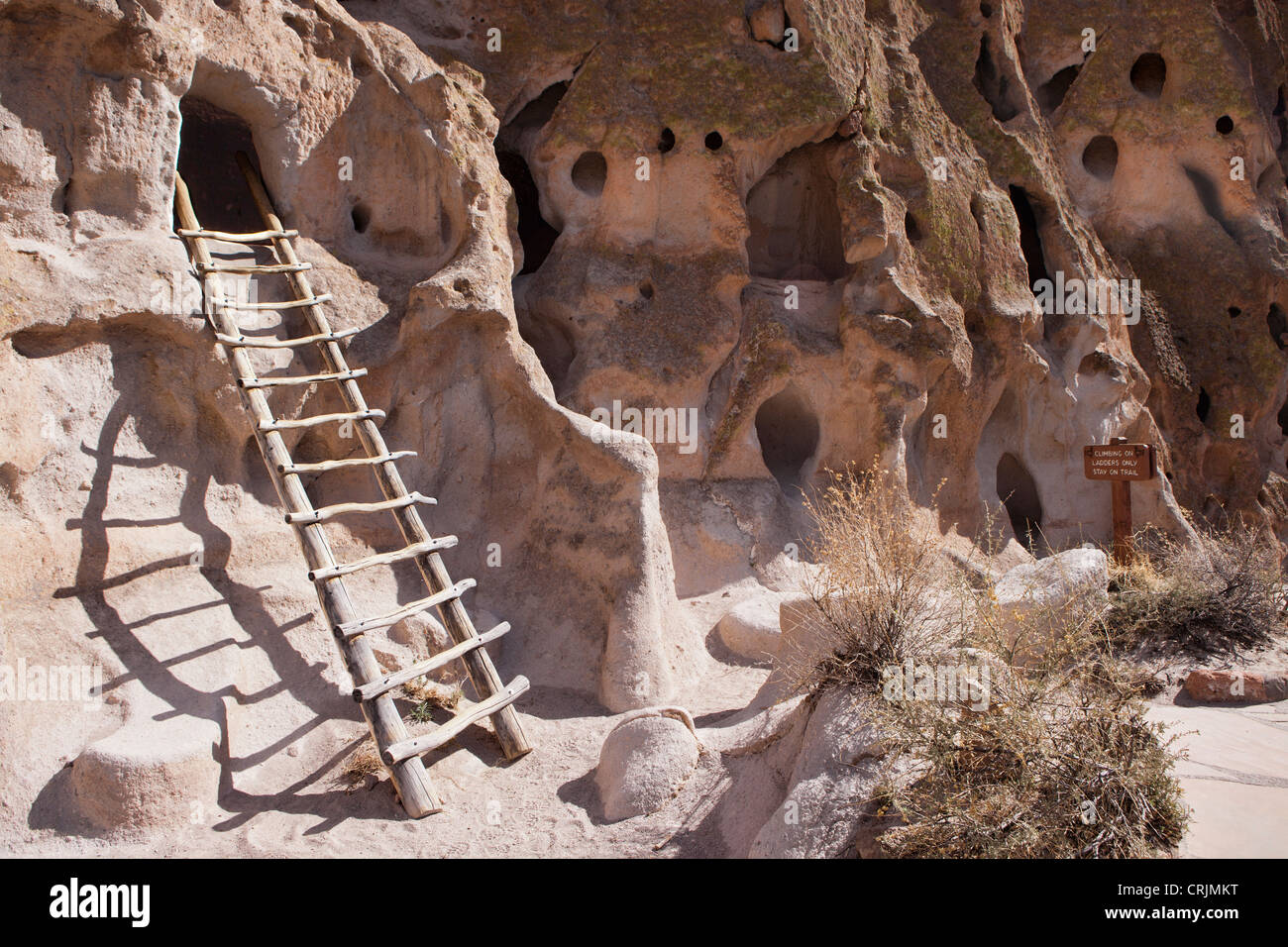 Ancestrale grotta Pueblo abitazioni di Bandelier National Monument, Nuovo Messico Foto Stock