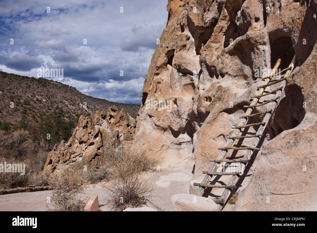 Ancestrale grotta Pueblo abitazioni di Bandelier National Monument, Nuovo Messico Foto Stock