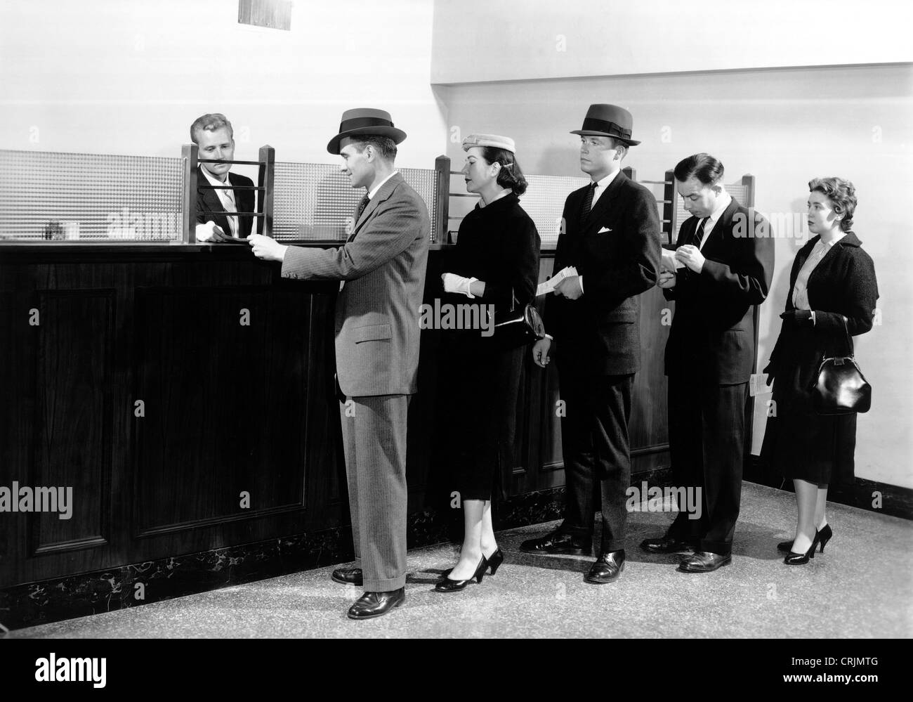 Persone in attesa in linea presso la banca Foto Stock