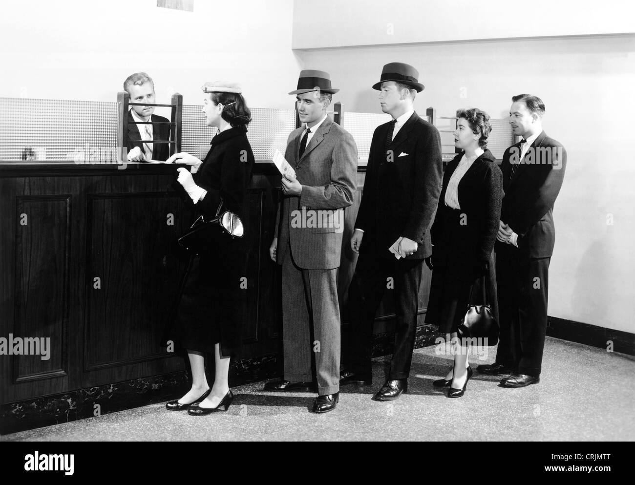Persone in attesa in linea presso la banca Foto Stock