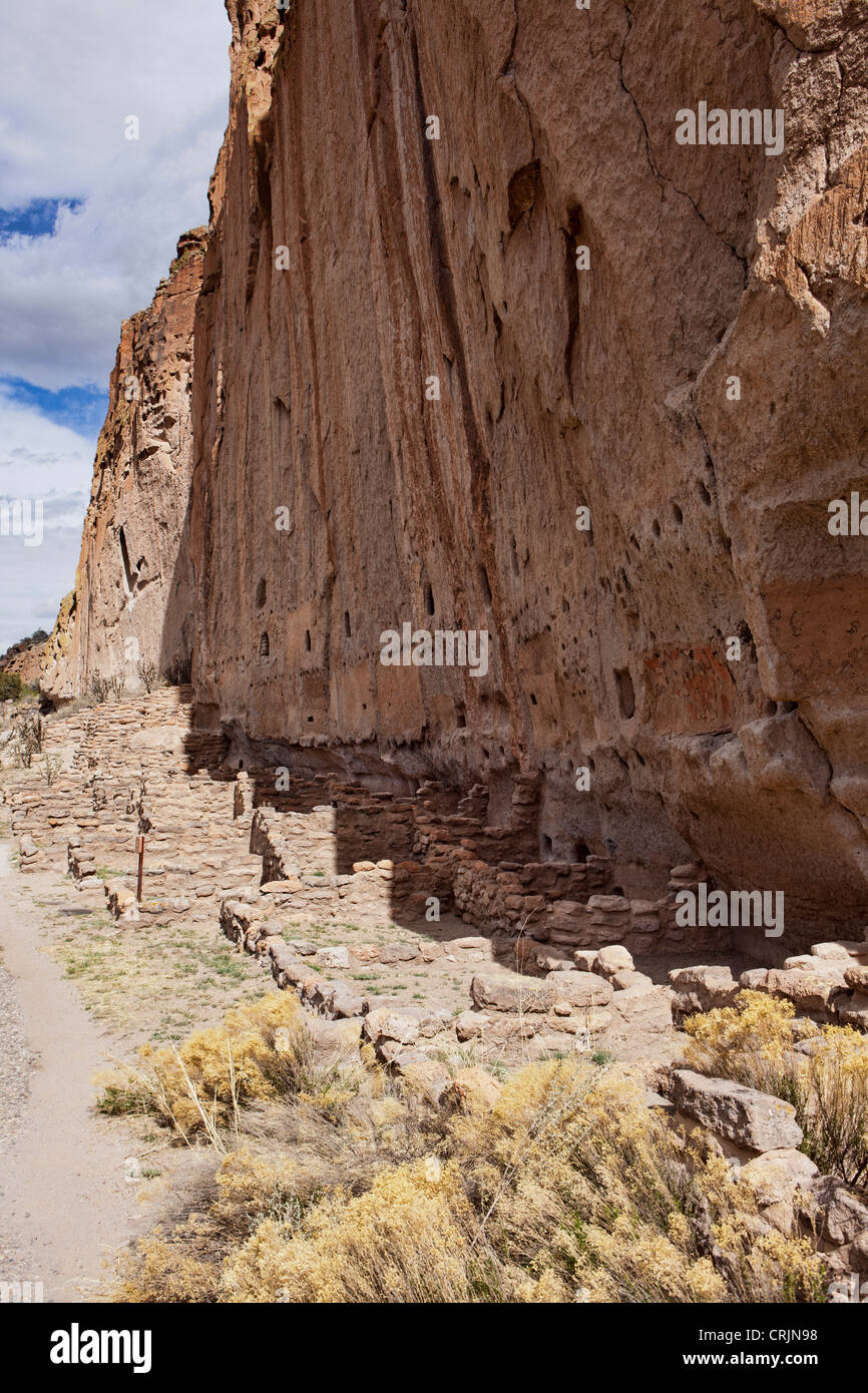 Ancestrale grotta Pueblo abitazioni di Bandelier National Monument, Nuovo Messico Foto Stock