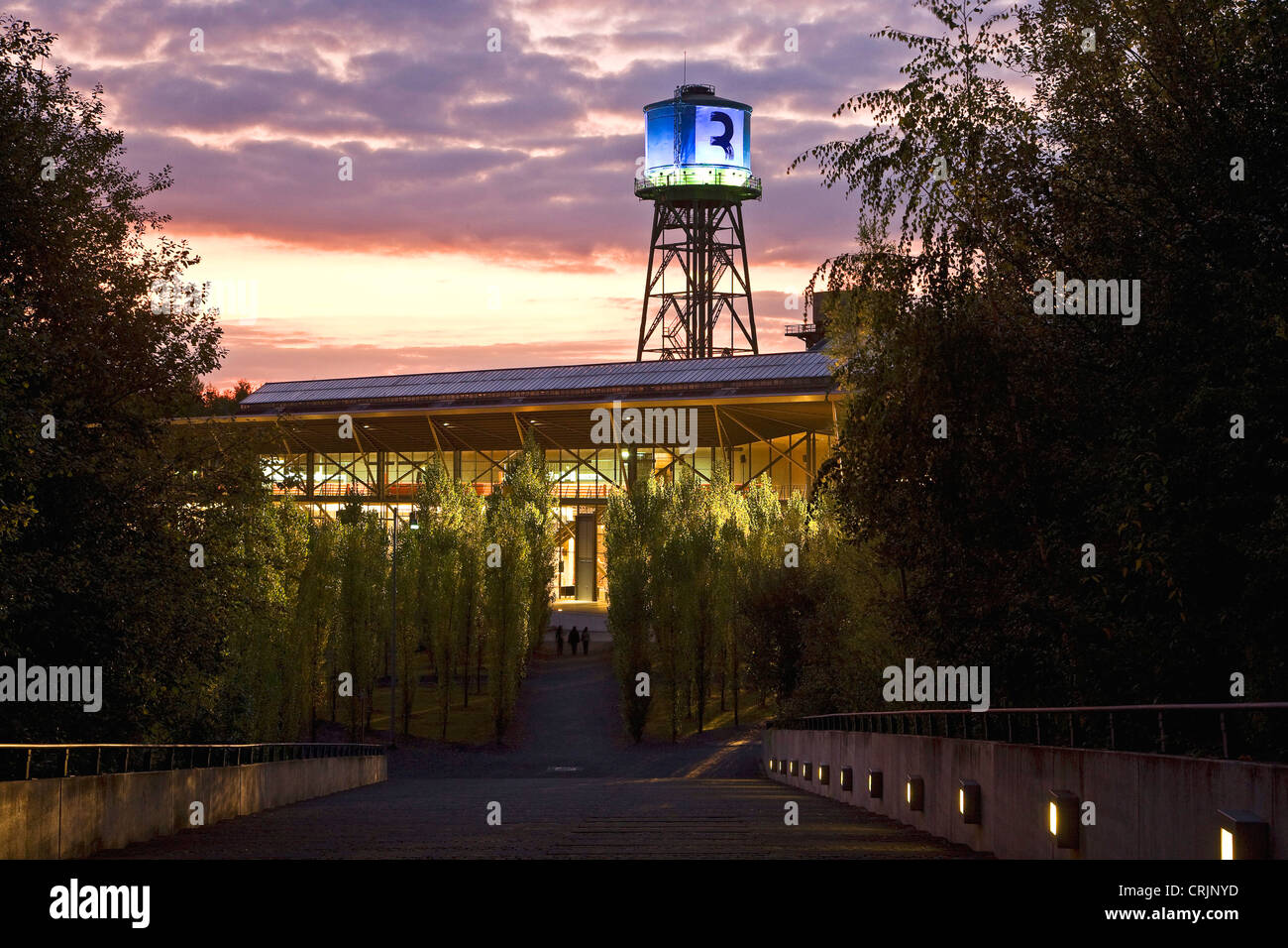 Caso di RuhrTriennale con il nuovo logo presso la torre di Jahrhunderthalle Bochum, in Germania, in Renania settentrionale-Vestfalia, la zona della Ruhr, Bochum Foto Stock
