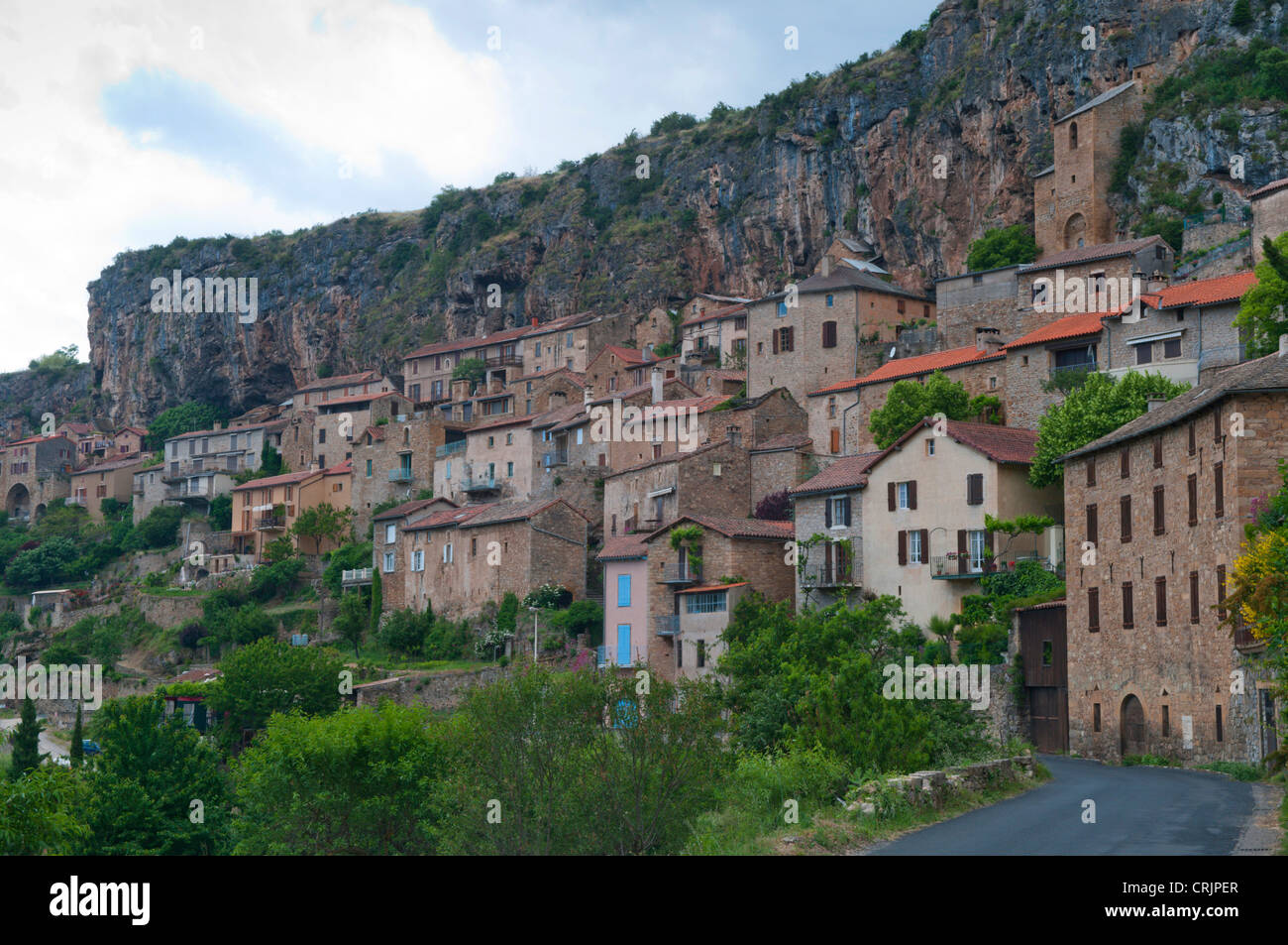 Il vecchio villaggio di fronte delle rocce delle Gorges du Tarn, Francia, Pirenei, Aveyron, Peyre Foto Stock