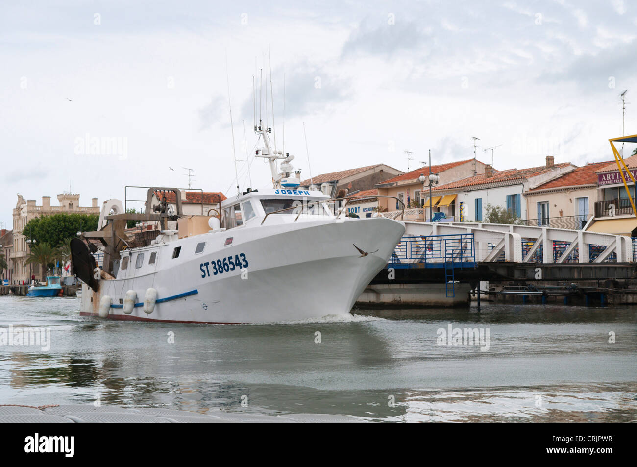 Fisching trawler passando il ponte girevole in chanal di Le Grau-du-Roi, France, Languedoc-Roussillon, Camargue, Le Grau-du-Roi Foto Stock