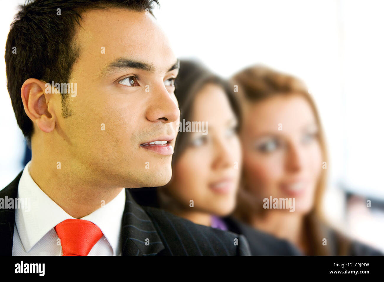 Imprenditore con due persone in più sorridente in ufficio - team di piccole dimensioni Foto Stock