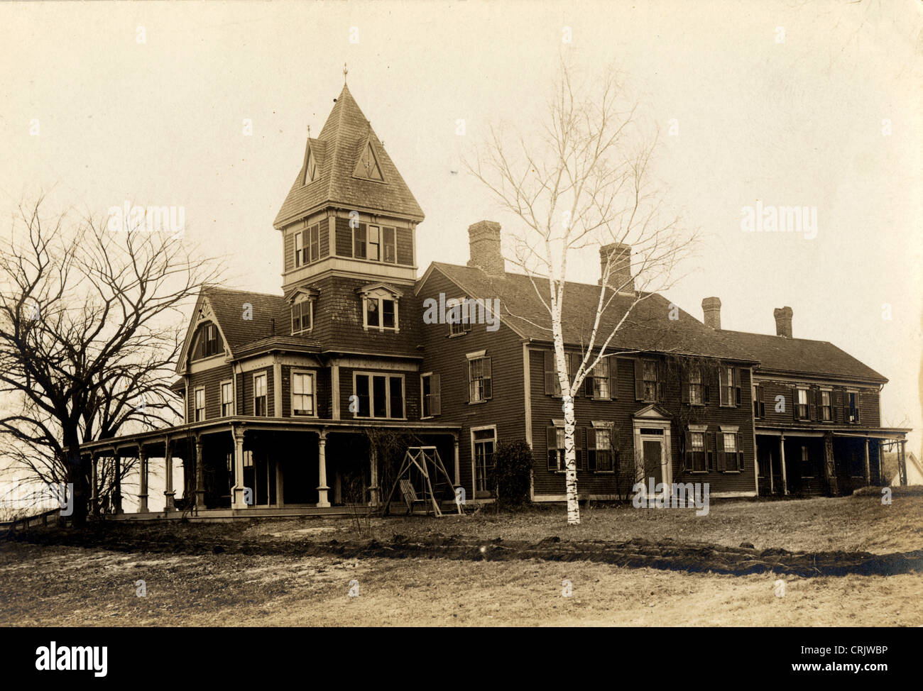 Mid-Victorian Mansion innestati sulla residenza coloniale Foto Stock