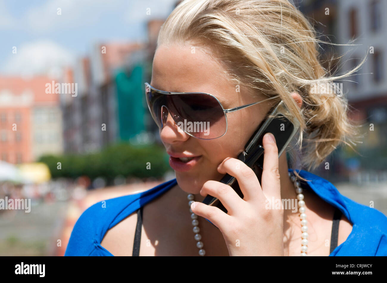 Donna con un telefono cellulare parlando all'aperto Foto Stock