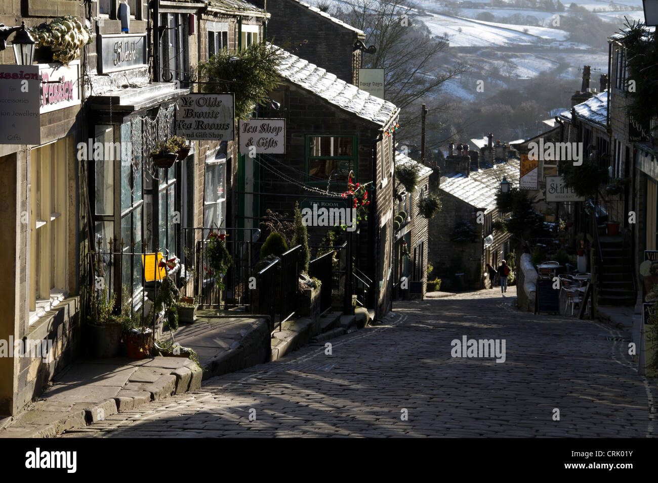 Howarth High Street con basso sole invernale. Foto Stock