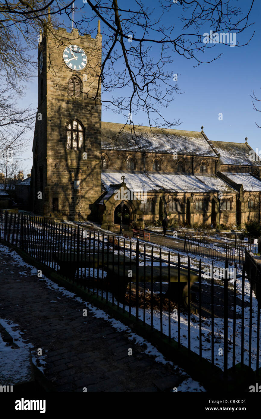 San Michele e Tutti gli Angeli, la Chiesa Parrocchiale e Haworth sagrato in inverno con una copertura di neve. Foto Stock