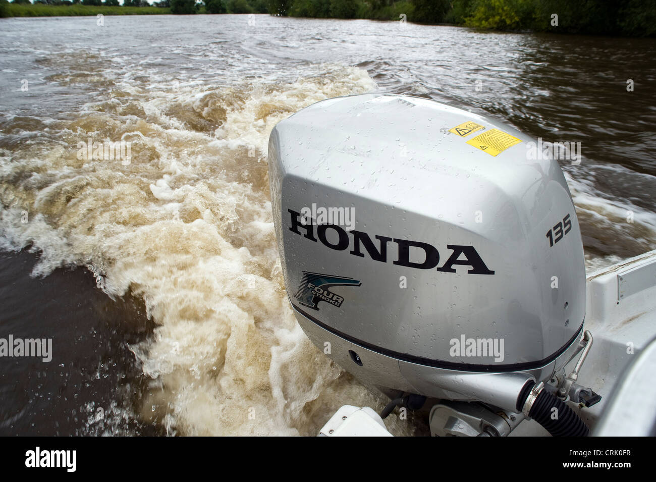Honda motore fuoribordo lasciando una scia sul fiume Trent. Foto Stock