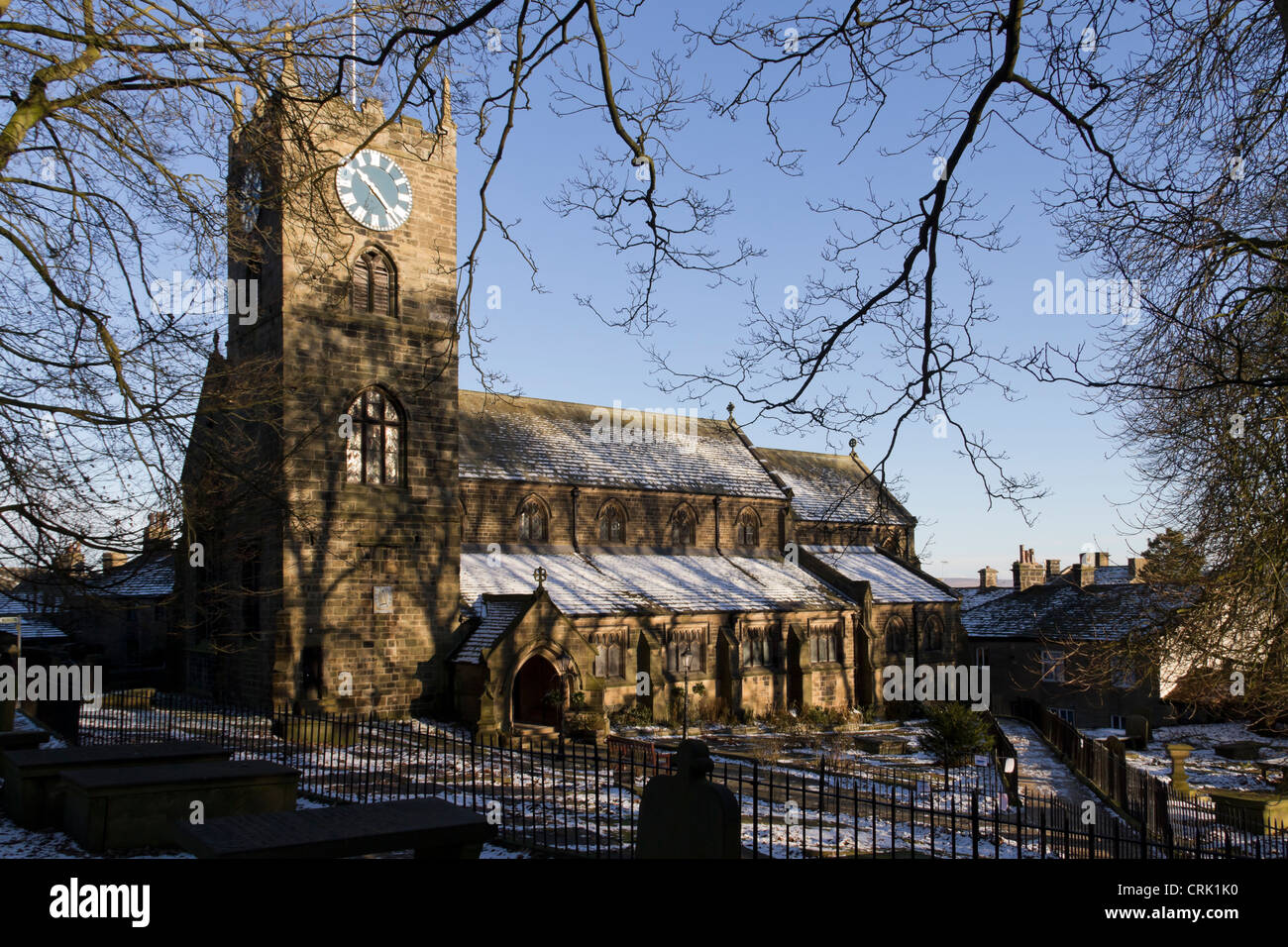 San Michele e Tutti gli Angeli, la Chiesa Parrocchiale e Haworth sagrato in inverno con una copertura di neve. Foto Stock