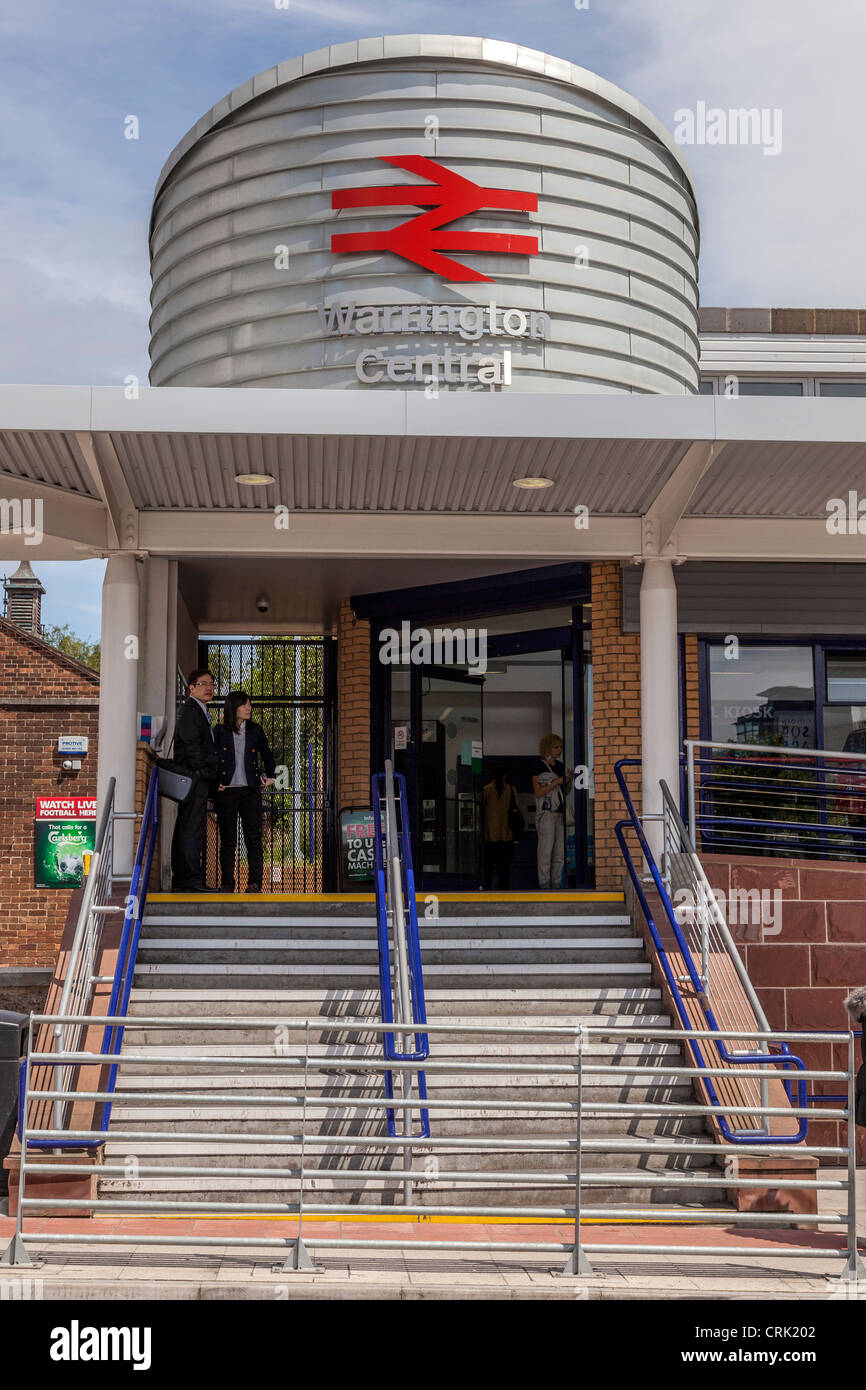 Il recentemente ristrutturato di ingresso in stazione di warrington central station. Foto Stock