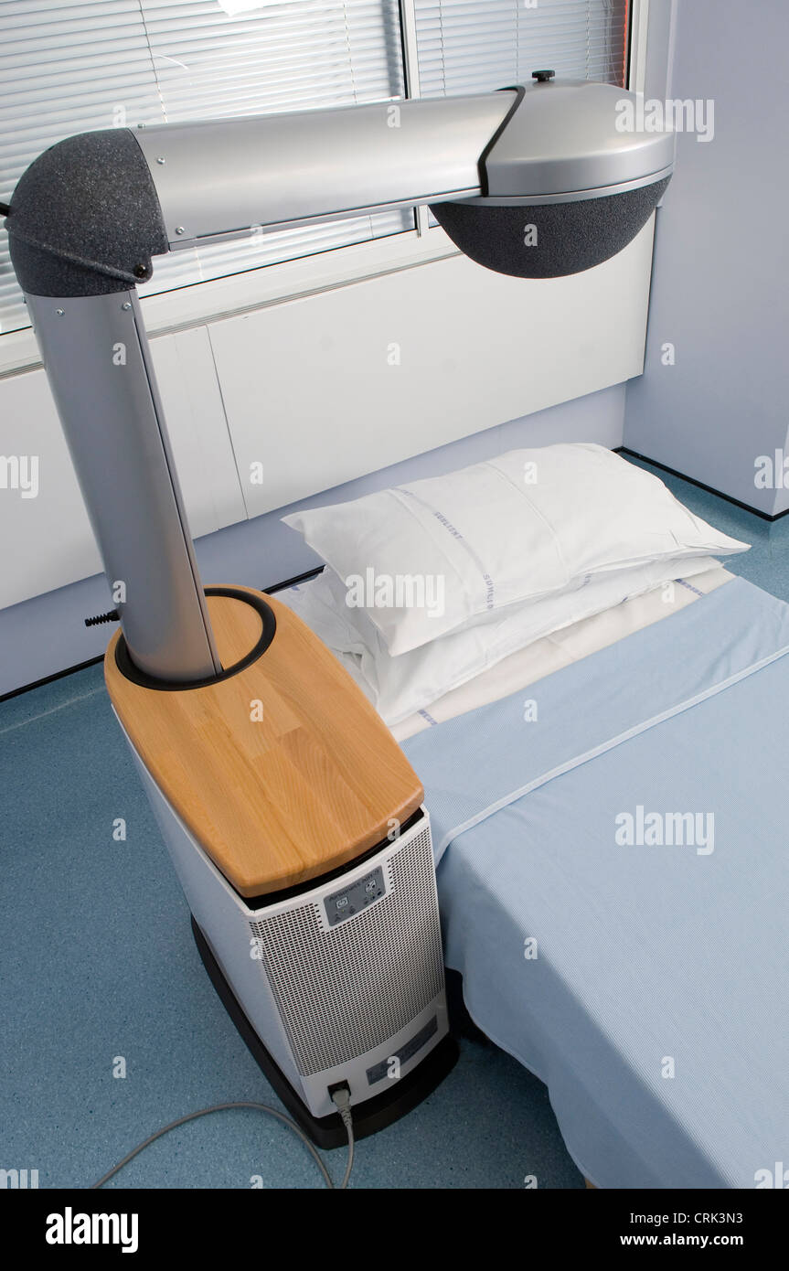 Vuoto letto di ospedale con una purificazione di aria sopra l'unità Foto Stock