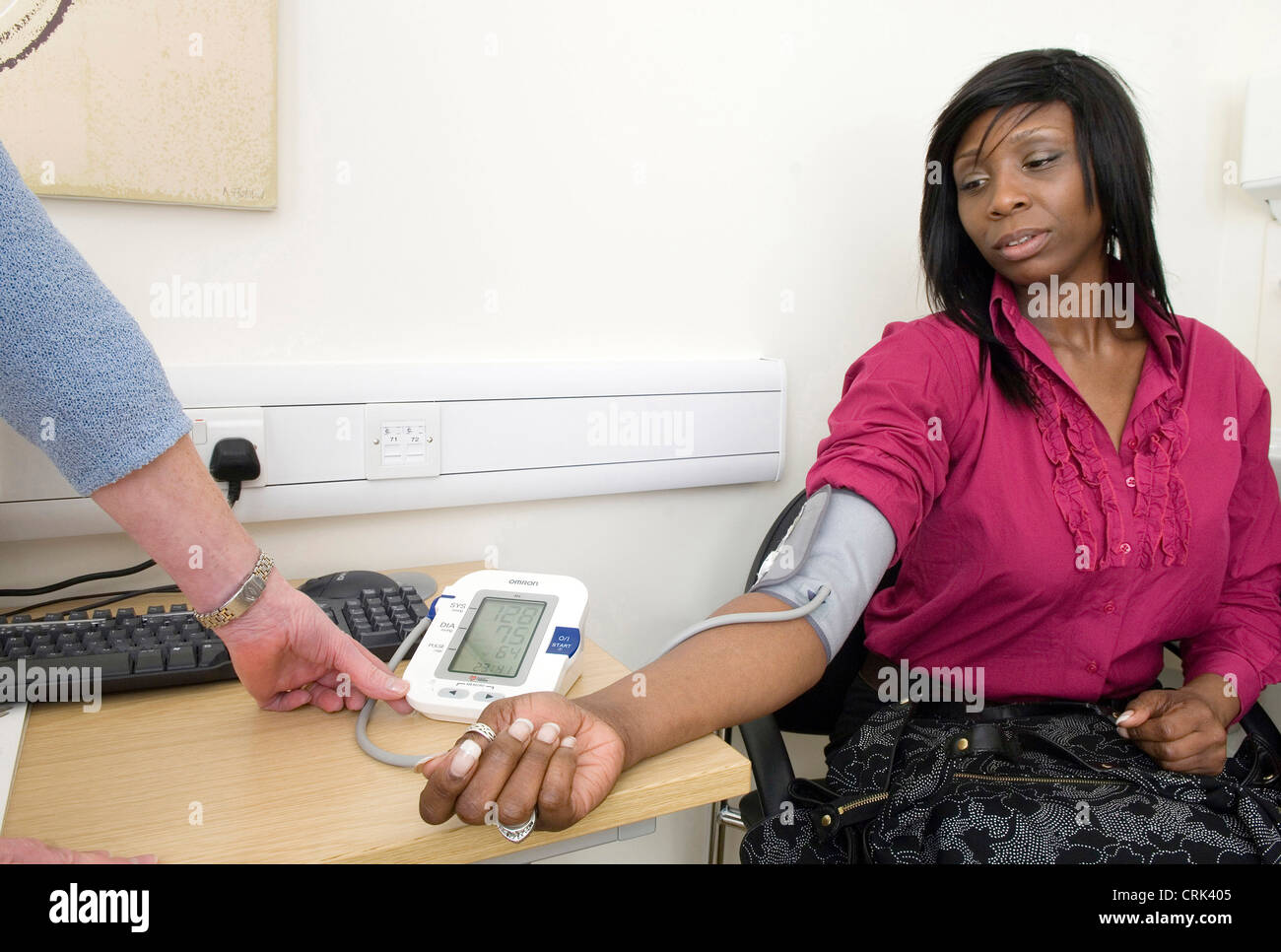 La pressione del sangue e di altri fondamentali di salute i controlli vengono eseguiti prima di qualsiasi trattamento della fecondazione in vitro può iniziare. Foto Stock