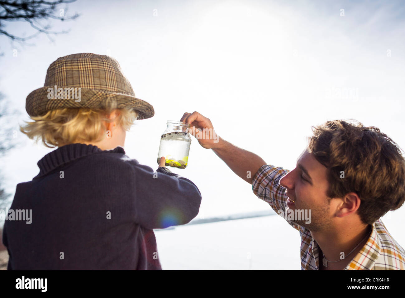 Padre e figlio di vaso di raccolta di acqua Foto Stock