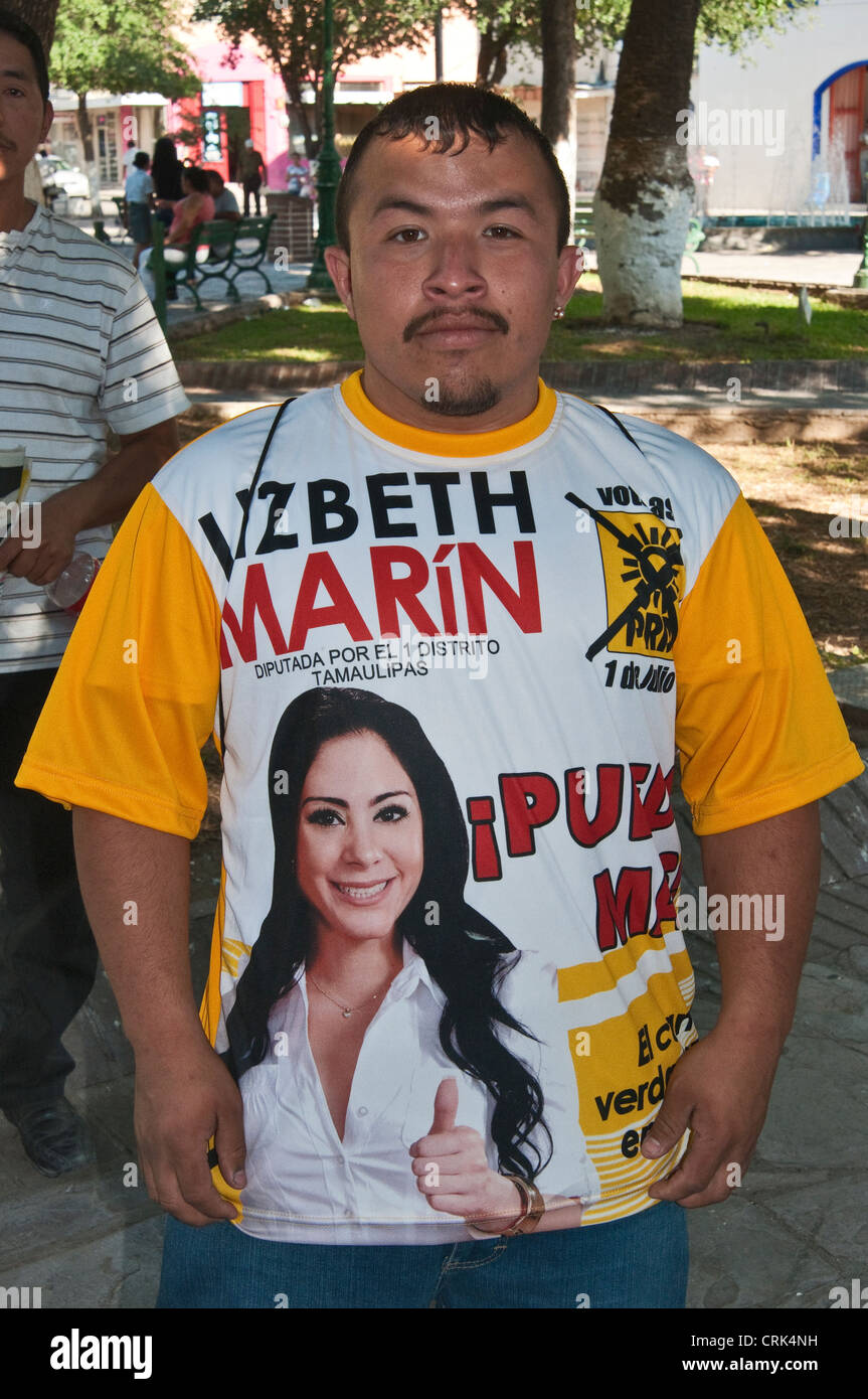 Sostenitore di lizbeth marin sanchez, Partito della rivoluzione democratica candidato per il Congresso 2012 elezioni, in Nuevo Laredo Mexico Foto Stock