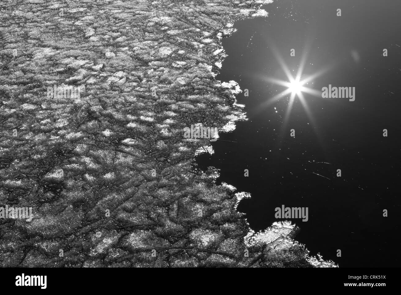 Ghiaccio e sun la riflessione sul lago Flesjøvannet, Våler, Norvegia. Il lago è una parte dell'acqua sistema chiamato Morsavassdraget. Foto Stock