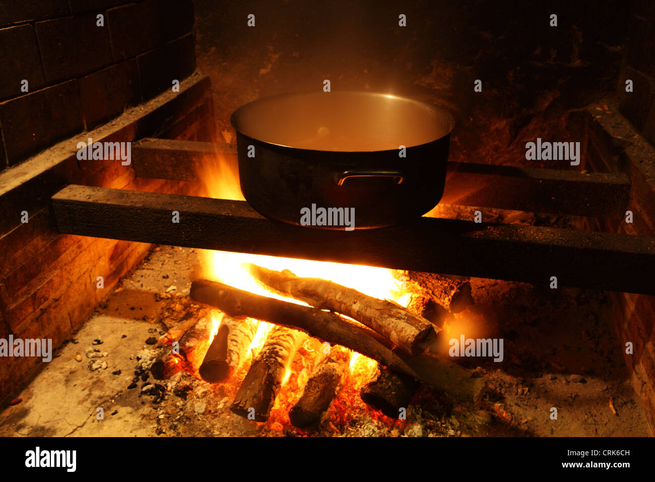 Una pentola cuochi sul fuoco aperto della cucina in Mylopotamos presso il Monte Athos in Grecia. Foto Stock