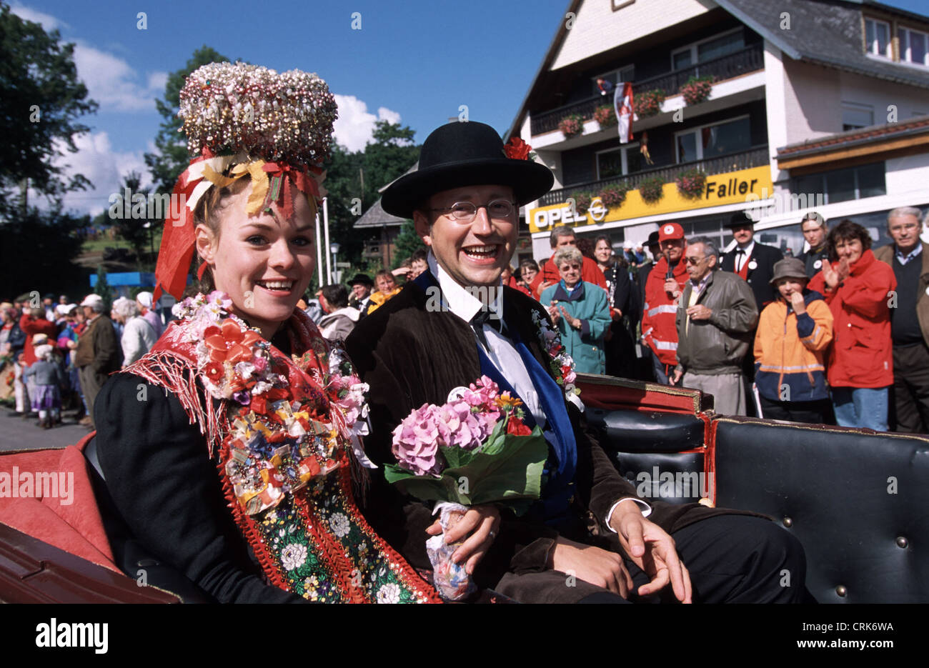Coppie in viaggio di nozze in costume tradizionale Schwarzwaelder Foto Stock
