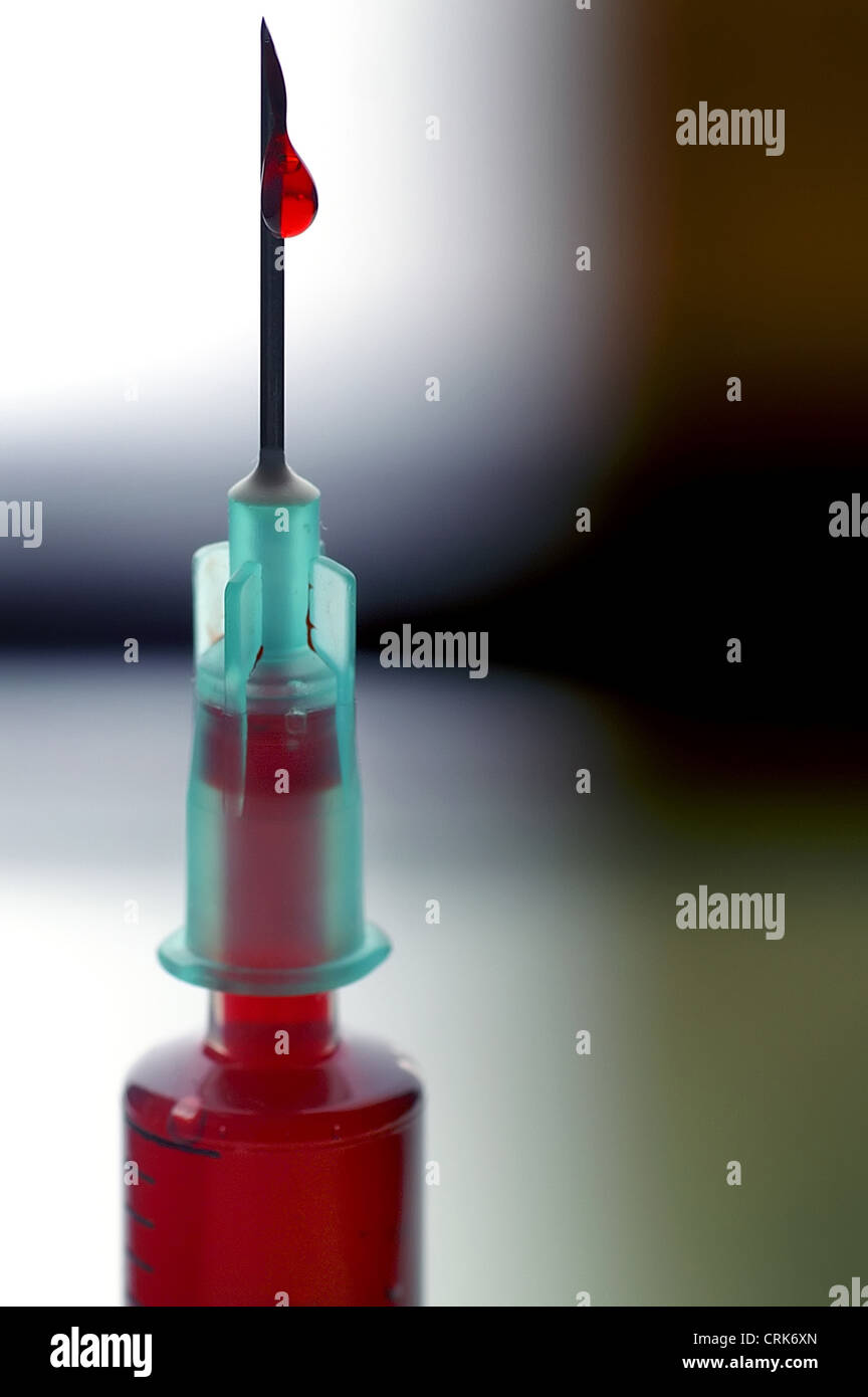 Una siringa con sangue misurata all'interno. Foto Stock