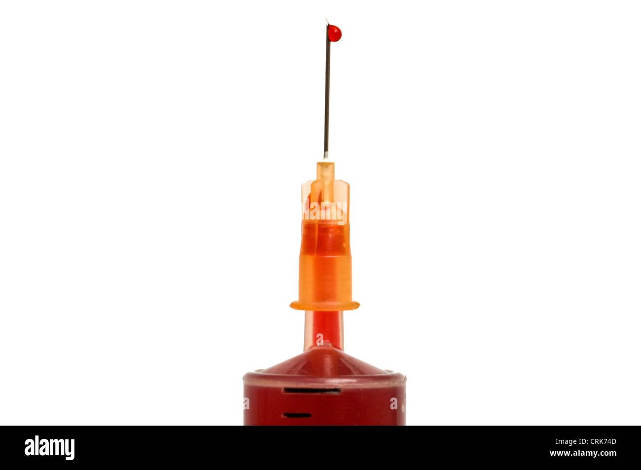 Una goccia di sangue sulla punta di un ago di siringa. Foto Stock