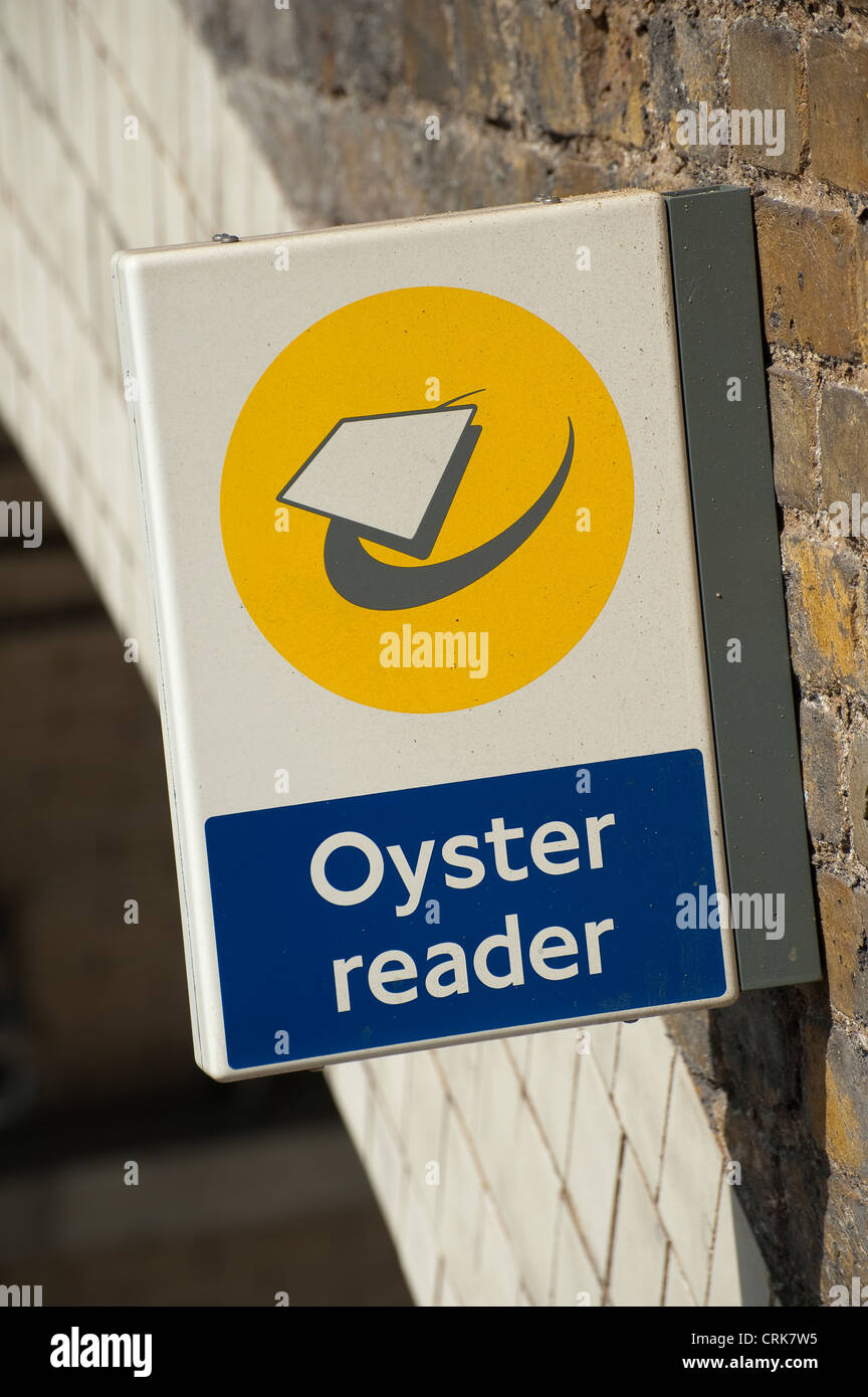 Segno a una stazione ferroviaria di indicazione della piattaforma vi è un lettore per oyster card i titolari. Foto Stock