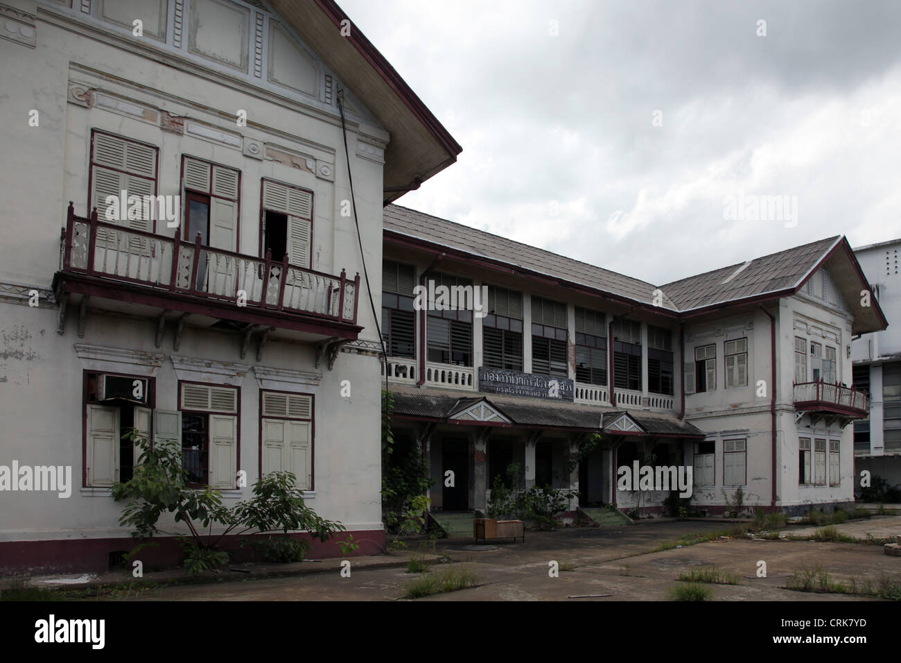 È nel sobborgo di Bangkok, vecchio, abbandonati o collassare casa in legno. Tetto blu per alcuni di essi. Ci sono alberi troppo Foto Stock