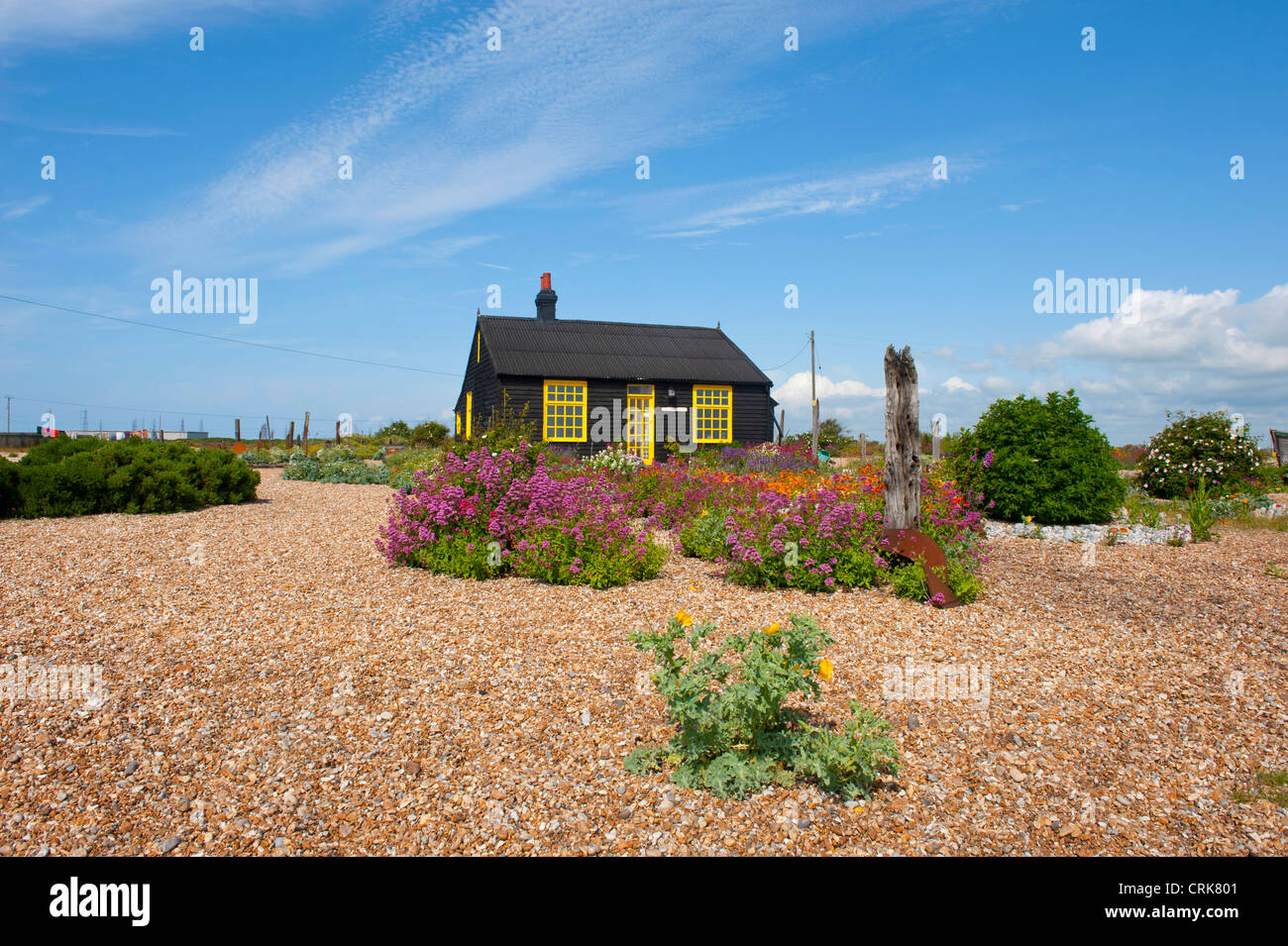 Prospettiva Cottage e giardino che apparteneva a Derek Jarman sulla spiaggia di Dungeness, Kent, Regno Unito Foto Stock