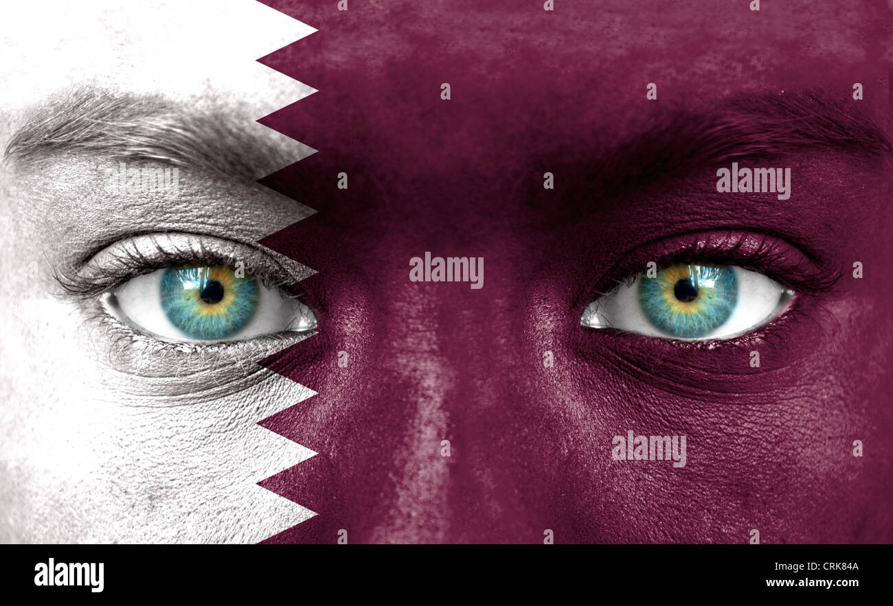 Volto umano dipinto con la bandiera del Qatar Foto Stock