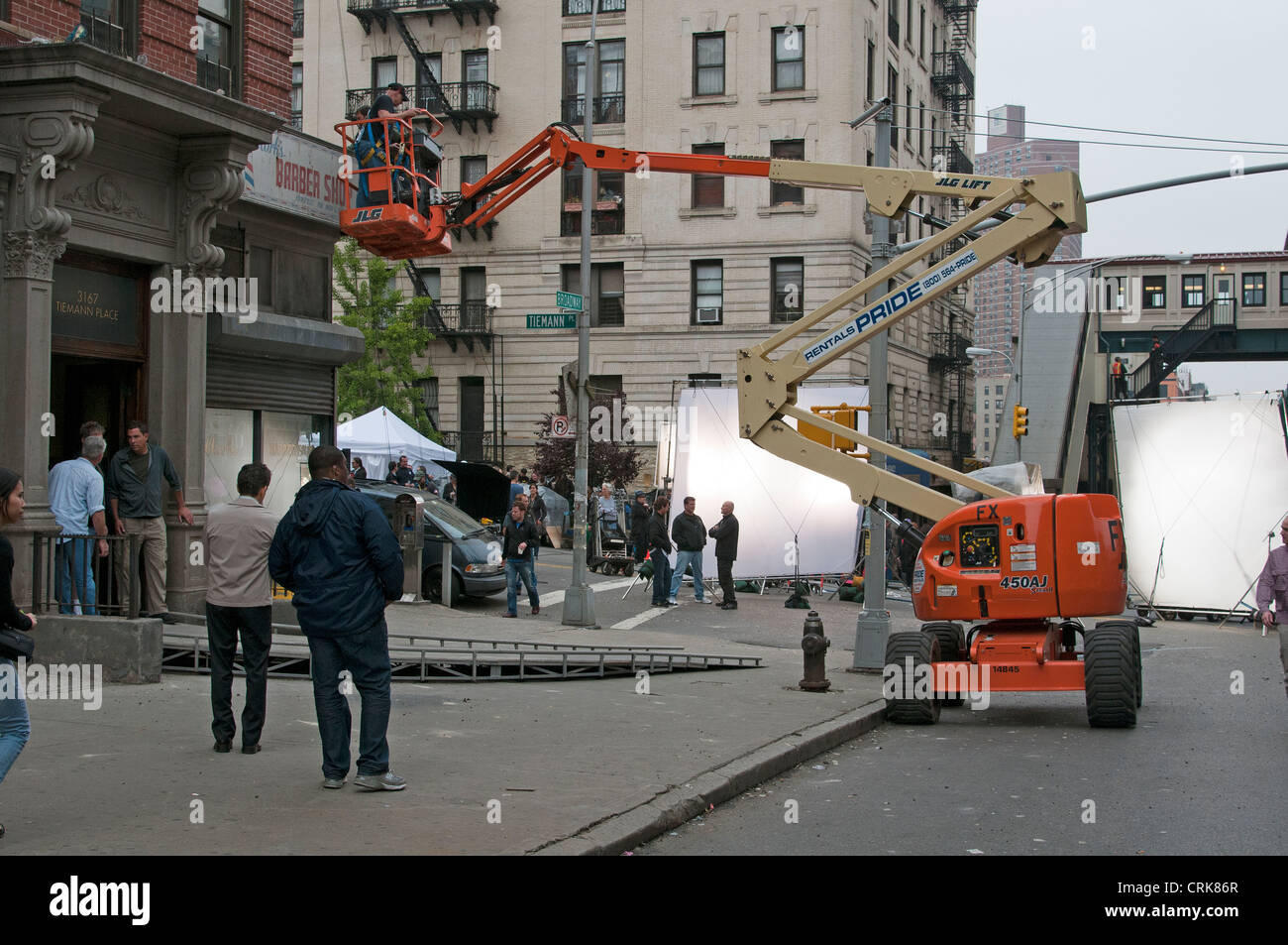 Set cinematografico con equipaggio & riflettori su Broadway & Tiemann Place New York STATI UNITI D'AMERICA Foto Stock