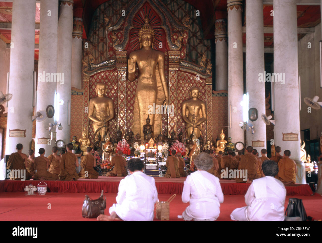 I monaci tailandesi pregare nel tempio Foto Stock