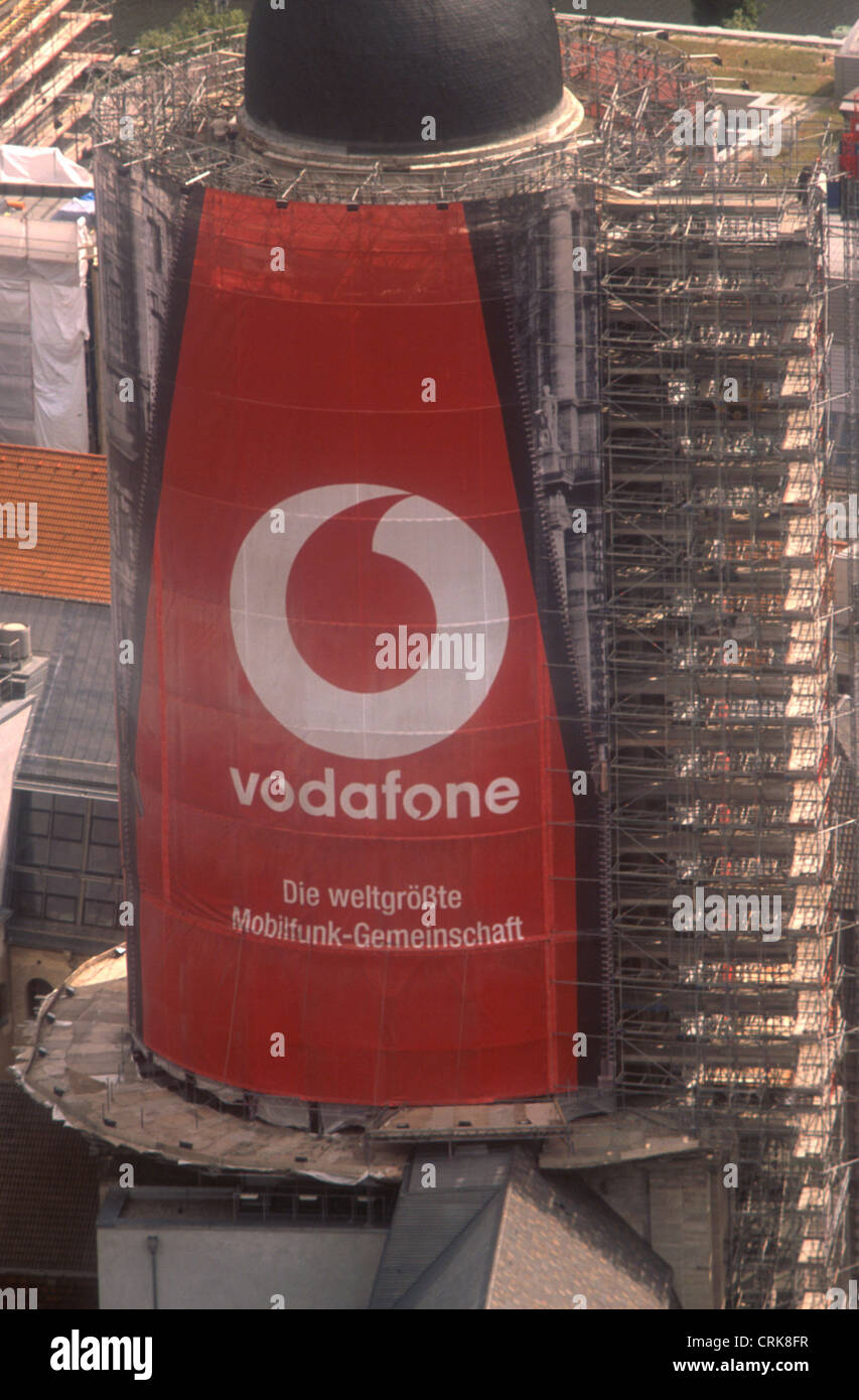 Poster gigante di Vodafone sulla torre della Old Town House Foto Stock