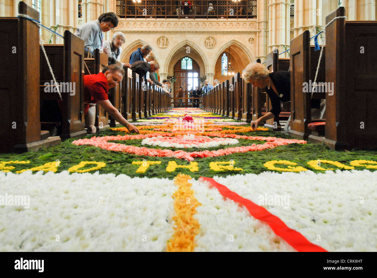 Il tappeto di fiori a Arundel la cattedrale cattolica romana, prevista durante la festa del Corpus Domini. Foto Stock
