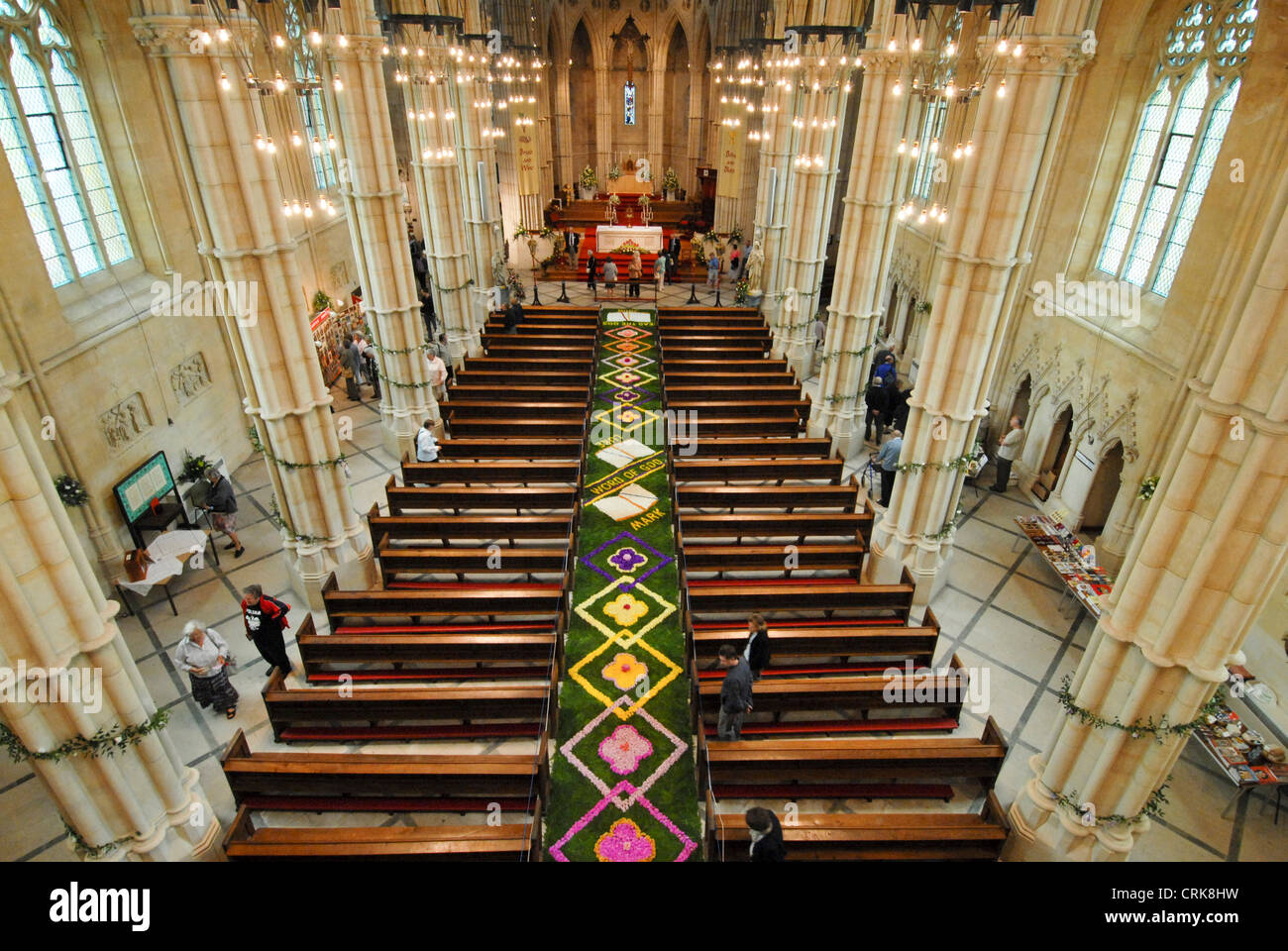 Il tappeto di fiori a Arundel la cattedrale cattolica romana, prevista durante la festa del Corpus Domini. Foto Stock
